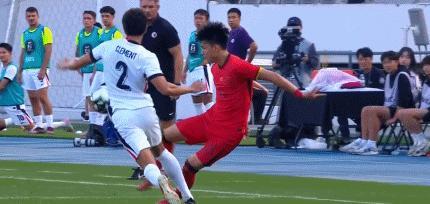 国足与中国香港队爆发冲突 球场火药味浓烈